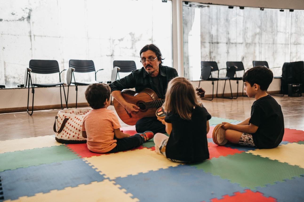 Vale a pena colocar crianças em aulas de música? 🎵👶