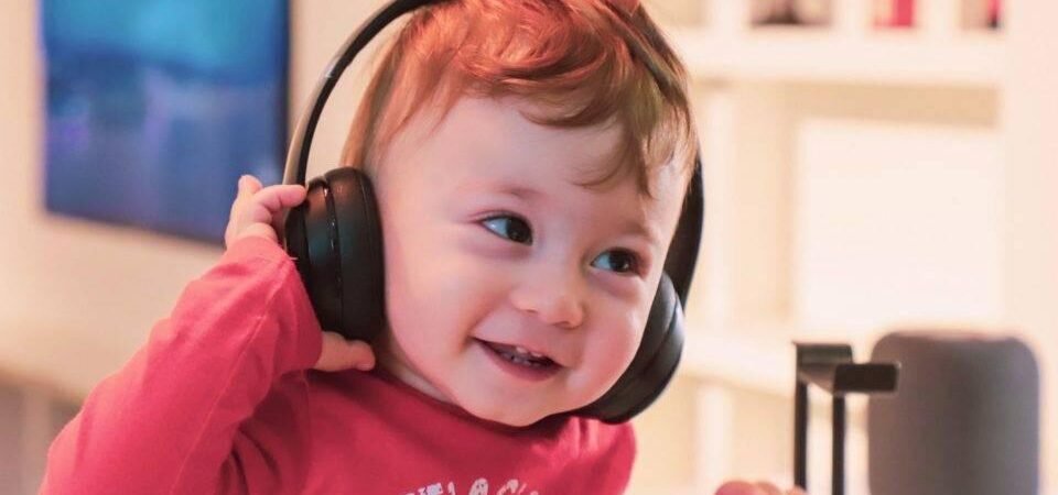 Como a música ajuda no aprendizado infantil 🎵📚