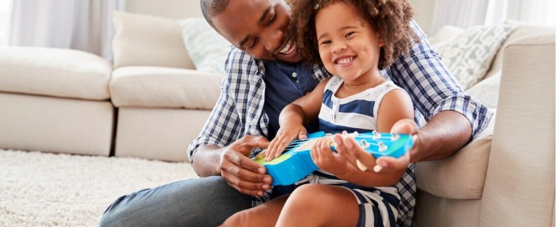 8 atividades musicais para fazer com crianças em casa 🎵🏠