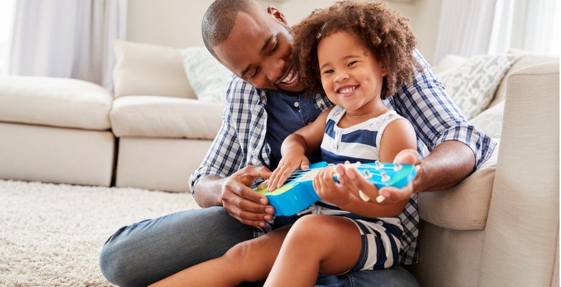 8 atividades musicais para fazer com crianças em casa 🎵🏠