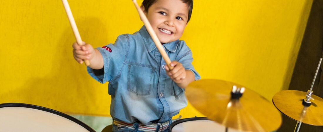 5 brincadeiras musicais que ajudam no desenvolvimento infantil 🎵🧠