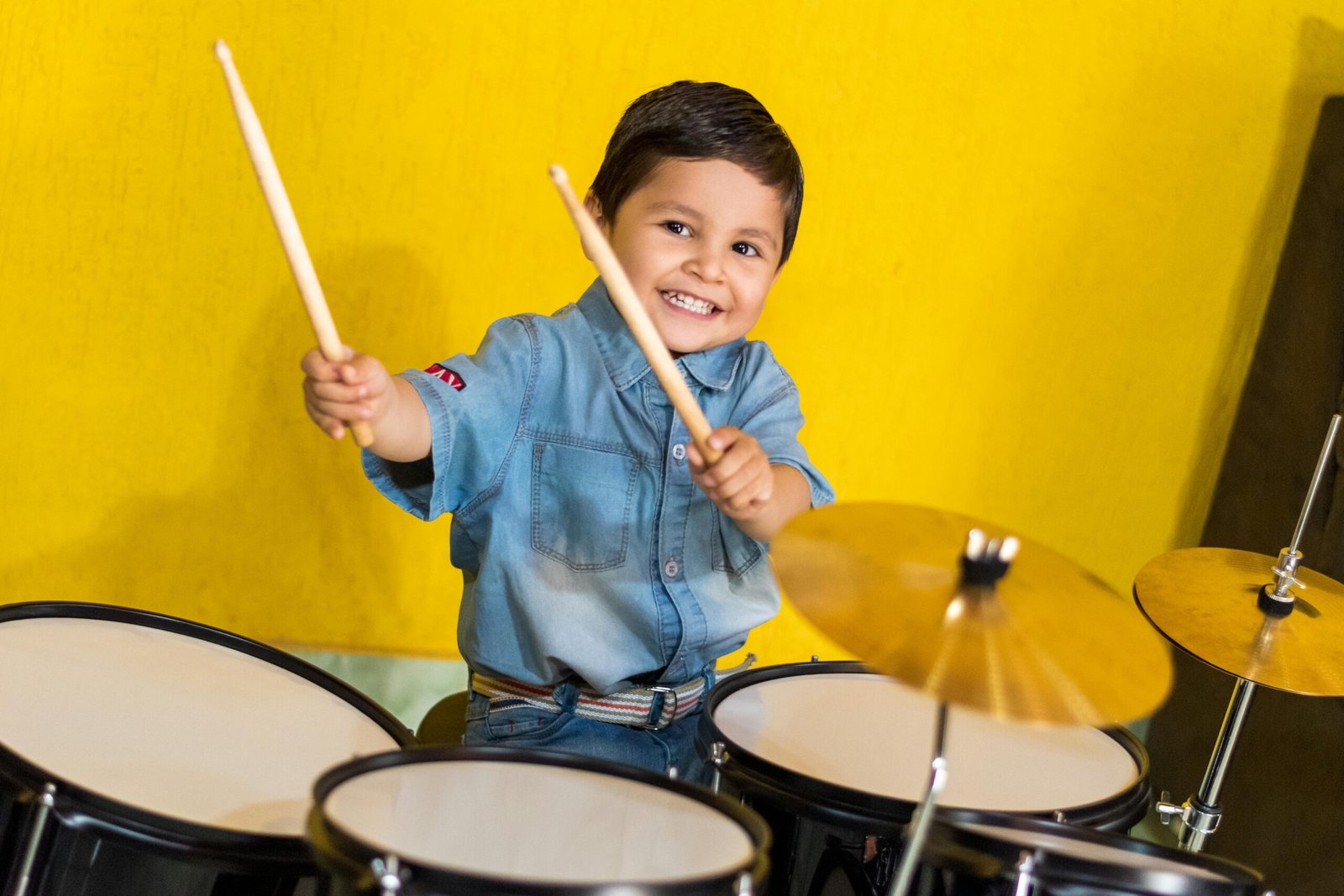 5 brincadeiras musicais que ajudam no desenvolvimento infantil 🎵🧠